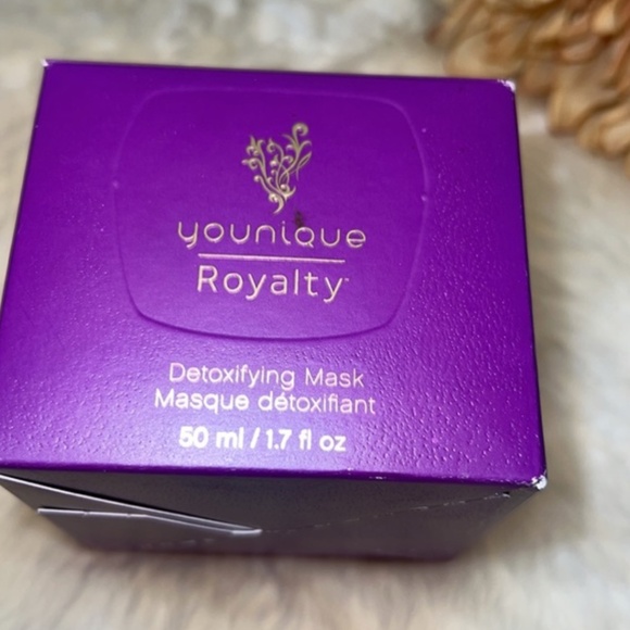 Younique Royalty Skincare Detoxifying Mask Charcoal Infused New in Box 50ml - Picture 2 of 9